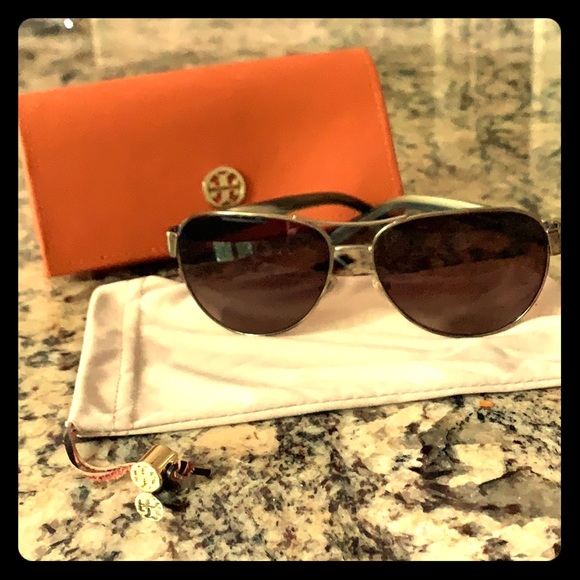 Tory Burch Accessories - Tory Burch Pilot Sunglasses